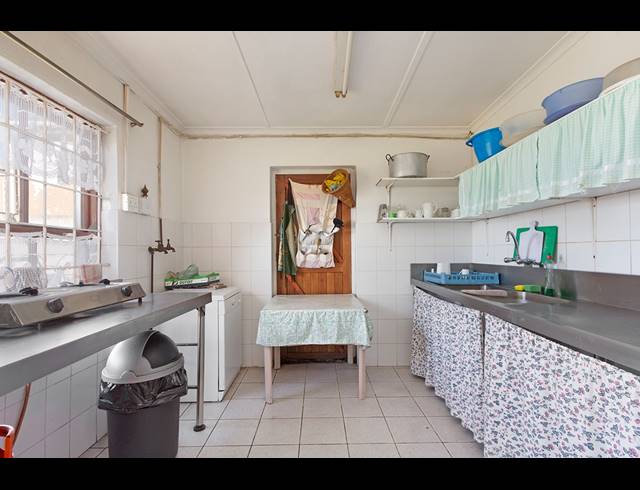 1,500M² GUESTHOUSE FOR SALE IN WALMER ESTATE